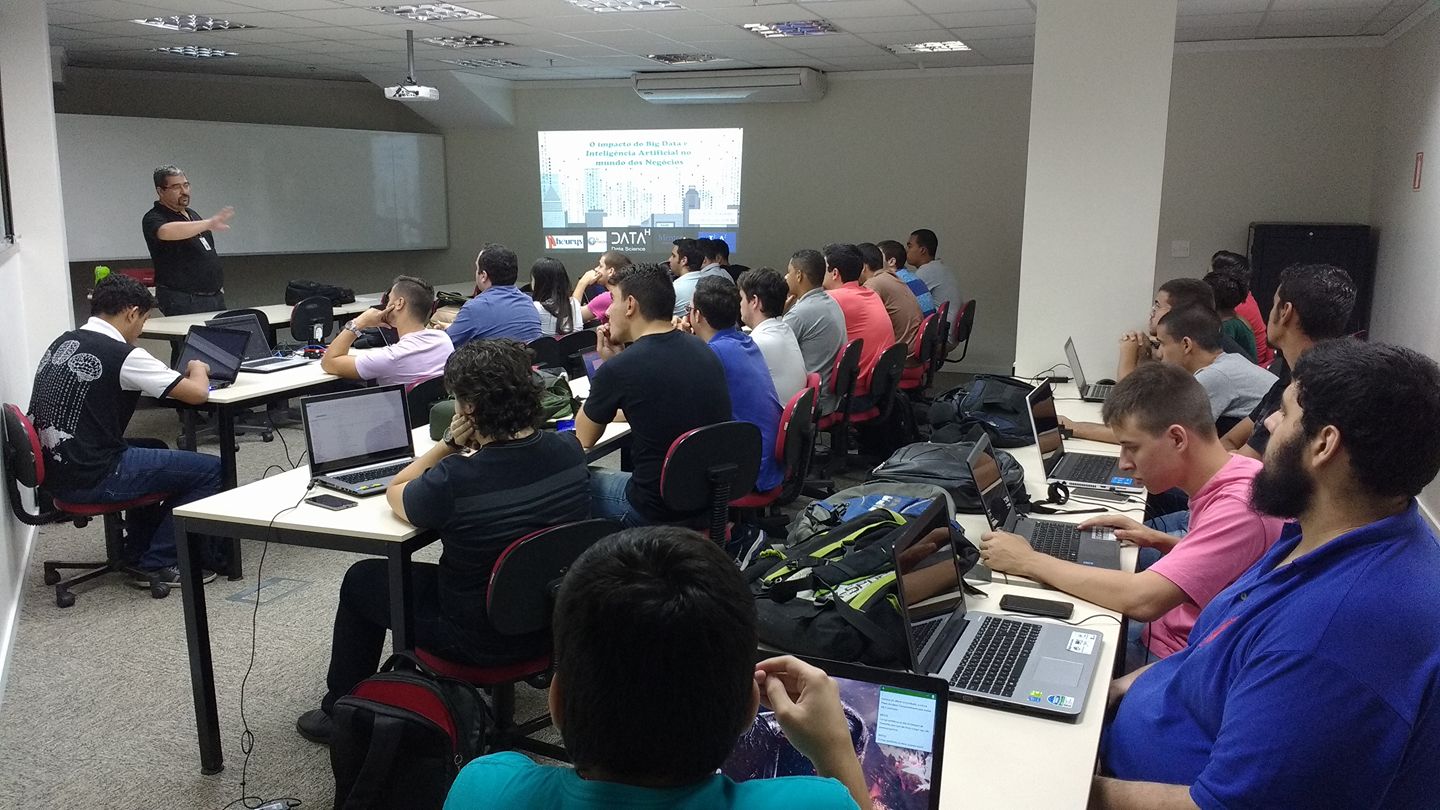 Turma do curso I2A2 Brasil, sala cheia, aprendizado em grupo